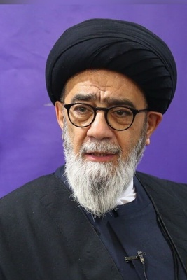 القبله المؤلمه لوالد إمام جمعه تبریز الشهید على قبر ابنه + صوره / رحمه الله وتبقى ذکراه خالده إلى الأبد