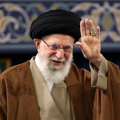 الدکتور الذی أنقذ ید قائد الثوره آیه الله خامنئی من القطع! + صور