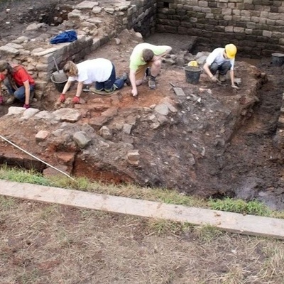 أندر ألوان العالم القدیم تُکتشف فی حمام رومانی—أغلى من الذهب