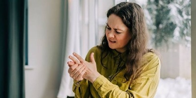 أسباب تیبّس وتصلّب الأصابع وانغلاقها