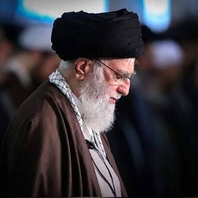 نظره على التاریخ: صوره قائد الثوره خلال أداء صلاه الجنازه على الشهید هنیه تحقق أعلى نسب مشاهده؛ انعکاس جمیل للعلم على نظاراته + صوره