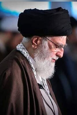 نظره على التاریخ: صوره قائد الثوره خلال أداء صلاه الجنازه على الشهید هنیه تحقق أعلى نسب مشاهده؛ انعکاس جمیل للعلم على نظاراته + صوره