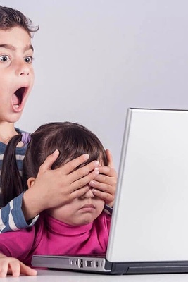 لا تترک أطفالک دون إشراف على الإنترنت! الإنترنت أداه مفیده… لکنها ملیئه بالمخاطر للأطفال