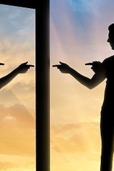 هذه الصفات تکشف أنک قد تکون «نرجسیًا خفیًا»!