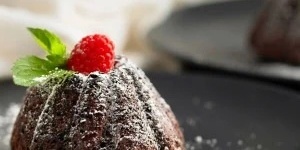 طبق حلوى بسیط وأنیق بدون خبز بالبسکویت والموز والشوکولاته