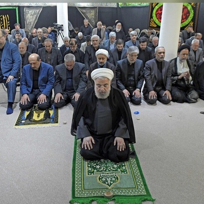 رقص و عزف الدف أثناء أداء الصلاه لحسن روحانی؛ أثناء إقامه صلاه المغرب والعشاء، حضروا وبدأوا بالعزف والرقص أمامنا!