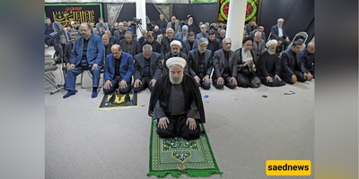 رقص و عزف الدف أثناء أداء الصلاه لحسن روحانی؛ أثناء إقامه صلاه المغرب والعشاء، حضروا وبدأوا بالعزف والرقص أمامنا!