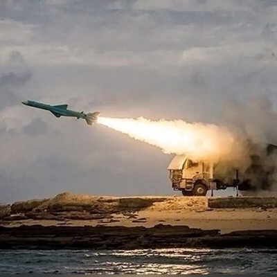 طهران تستعرض قوتها العسکریه بالصواریخ والمسیّرات والقوات البحریه