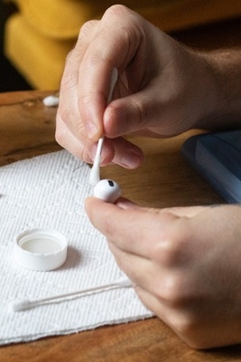أفضل وأسهل طریقه لتنظیف سماعات AirPods