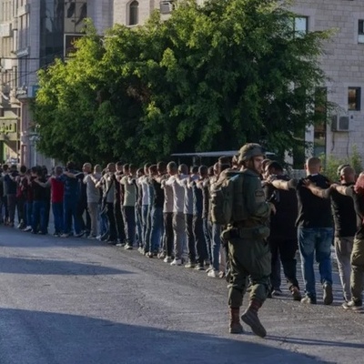 مشاهد صادمه: الجنود الإسرائیلیون یصطفون الفلسطینیین فی الشوارع