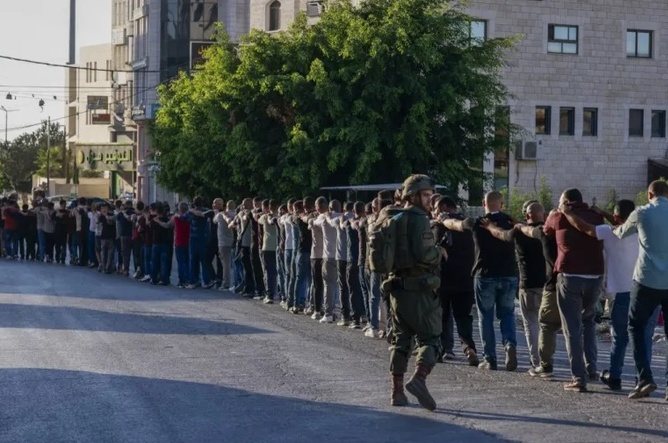 مشاهد صادمه: الجنود الإسرائیلیون یصطفون الفلسطینیین فی الشوارع