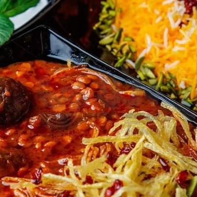 3 حیل لجعل الیخنات الحمراء أکثر حیویهً وثراءً بالألوان