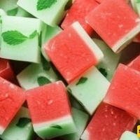 جیلاتین البطیخ السهل للیله یلدا: أکواب مائله بثلاث طبقات