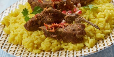 یخنه لحم الضأن مع الأرز بالزعفران: طبق فاخر یضفی لمسه ممیزه على موائد المناسبات