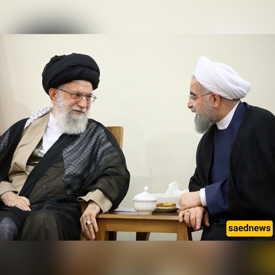 المرشد الأعلى الإیرانی یمنح حسن روحانی وسامًا عسکریًا لدوره فی مقر دعم الحرب + صوره