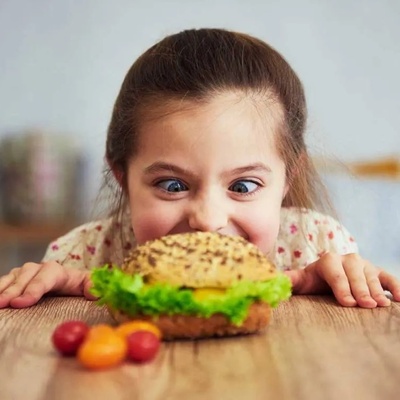 لماذا نشعر بالجوع دائمًا؟ وکیف یمکن أن یساعد الصیام فی التحکم فی الشهیه