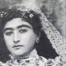 الابنه الجمیله والذکیه لمظفر الدین شاه مع باقه زهور فریده وفستان زفاف أنیق برفقه وصیفاتها / حفل زفاف أصبح مشهوراً على نطاق واسع