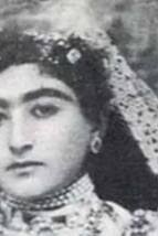 الابنه الجمیله والذکیه لمظفر الدین شاه مع باقه زهور فریده وفستان زفاف أنیق برفقه وصیفاتها / حفل زفاف أصبح مشهوراً على نطاق واسع