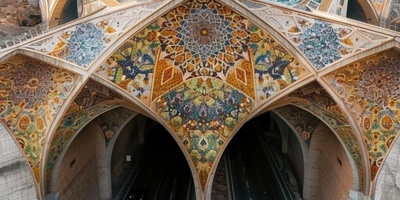 یمزج الذکاء الاصطناعی بین العماره الإیرانیه التقلیدیه والتصمیم الحدیث وسط التشکیلات الصخریه؛ وإعاده تصور بلاطات الفسیفساء الفارسیه والألوان الأصیله على امتداد الطرق السریعه والطرق البریه