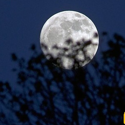 القمر وسط الغیوم العاصفه: عرض سماوی مثیر