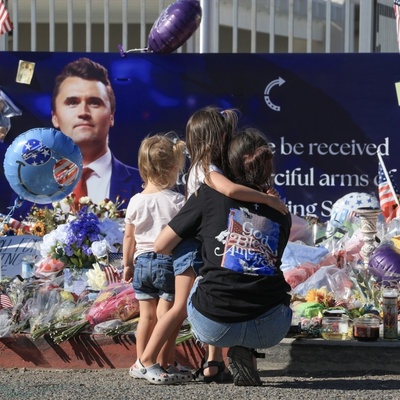 إحباط محاوله اختراق أمنی فی جنازه تشارلی کیرک: مسلّح بهویه شرطه مزیفه یثیر الذعر قبل حضور ترامب