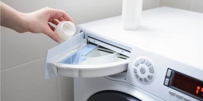 متى تُضاف منعمات الأقمشه إلى الغساله وکیفیه استخدامها