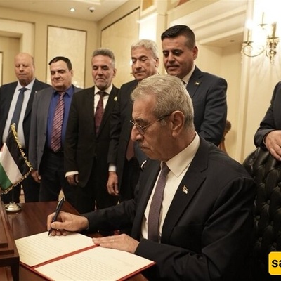 رئیس اللجنه الوطنیه الفلسطینیه لإداره غزه یوقع بیان مهمه اللجنه الوطنیه لإداره غزه