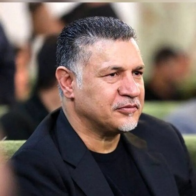 لحظه تکریم علی دائی من قبل سید محمد خاتمی بوسام الشجاعه والجداره + صور