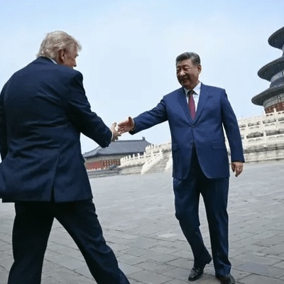 الأمریکیون تخلصوا من الهدایا الصینیه قبل صعودهم إلى الطائره للعوده