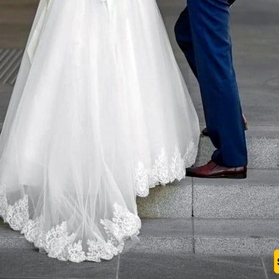 صوره حزینه لعروس جمیله تبلغ من العمر 22 عامًا بجانب عریس یبلغ من العمر 92 عامًا