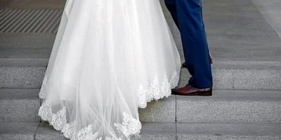 صوره حزینه لعروس جمیله تبلغ من العمر 22 عامًا بجانب عریس یبلغ من العمر 92 عامًا