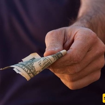 ما الفرق بین الخُمس والزکاه والضرائب؟