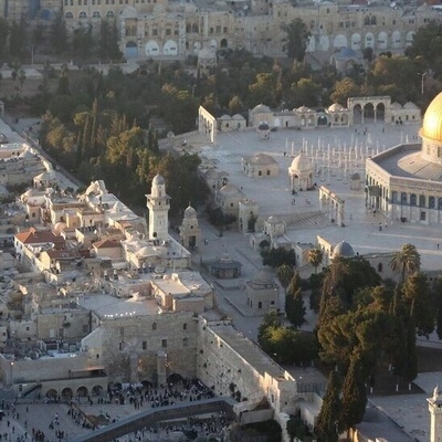 اکتشاف قبر غامض لشابه یونانیه فی فلسطین مع مهرها + صور