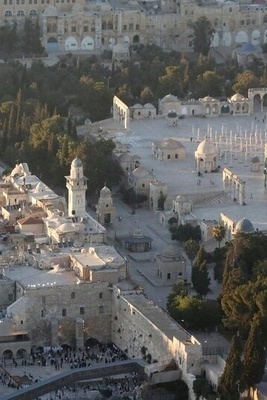اکتشاف قبر غامض لشابه یونانیه فی فلسطین مع مهرها + صور
