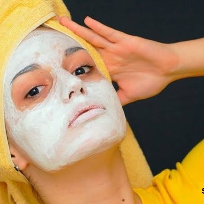 قناع طبیعی للوجه بالزبادی والموز لبشره نضره ومشرقه