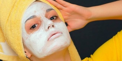 قناع طبیعی للوجه بالزبادی والموز لبشره نضره ومشرقه