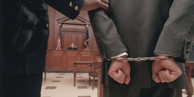 بیتزا، شعر قطه، وزجاجه ماء... سته من أغرب الأدله التی أوقعت بأخطر المجرمین!