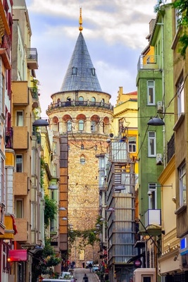 بلدیه ترکیا تبهر الجماهیر بعرض مذهل لبرج غلطه لتسلیه الماره + فیدیو