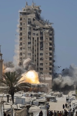 (فیدیو) آخر 30 دقیقه داخل برج فی غزه قبل أن یتحول إلى رکام (صرخات وأدراج ووداع أخیر)