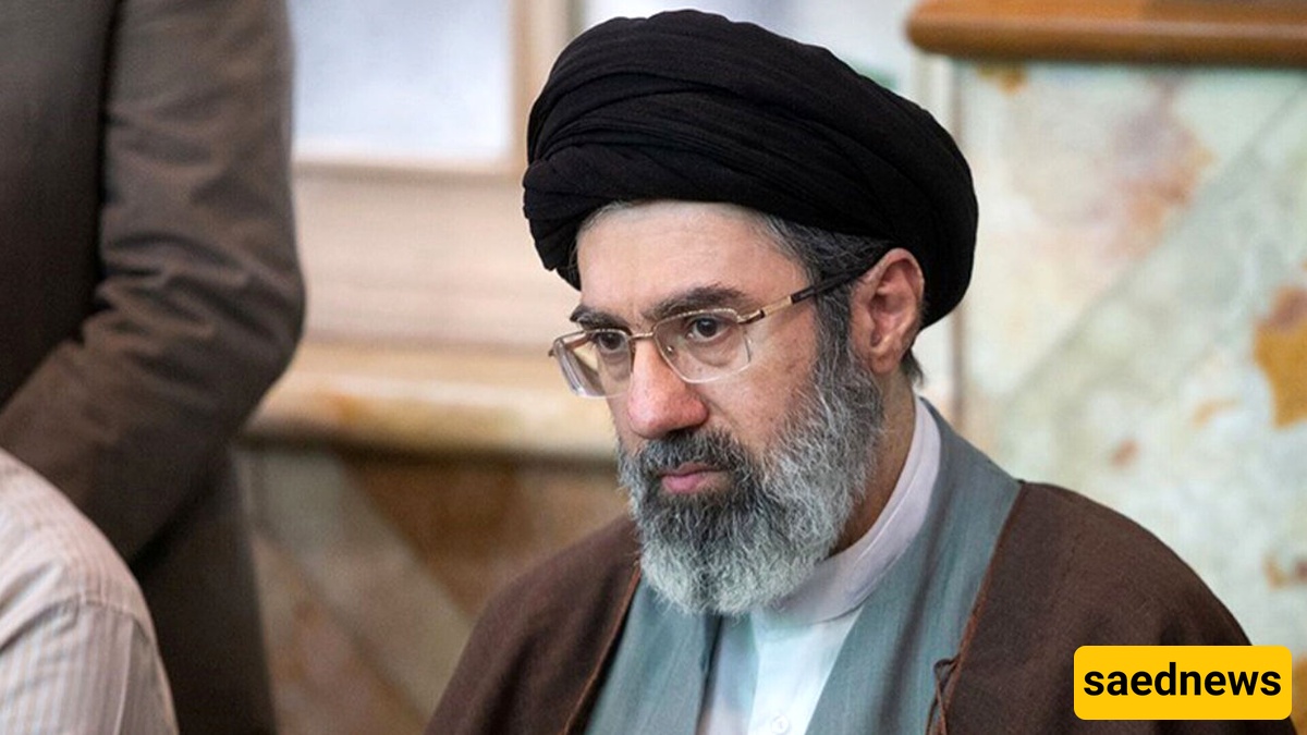 حجه الإسلام مجتبى خامنئی النجل الثانی لقائد الثوره یحضر تشییع جثمان الشهداء + فیدیو