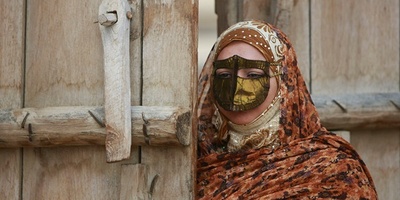 جزیره قشم تطلق أول جوله طیران حرّی للزوار الصم احتفاءً بإرثها المائی