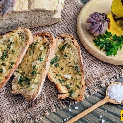 خبز الثوم الإیطالی المحضّر منزلیًا بنکهه ممیزه على طریقه المطاعم