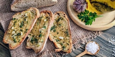 خبز الثوم الإیطالی المحضّر منزلیًا بنکهه ممیزه على طریقه المطاعم