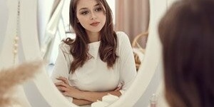 لماذا نبدو أکثر جاذبیه فی المرآه مقارنه بالصور؟