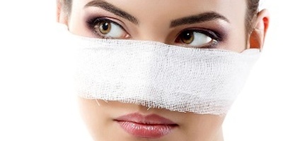 صدمه غریبه لامرأه شابه بعد عملیه تجمیل أنفها