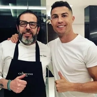 طباخ رونالدو: أعددتُ نظاماً غذائیاً خالیاً من الحلیب لرونالدو، وانضباطه فعلاً فرید من نوعه و…