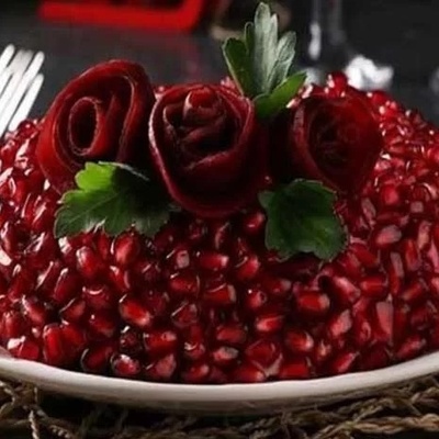 وصفه سلطه أولیفییه بالرمان: طبق لذیذ للیله یلدا