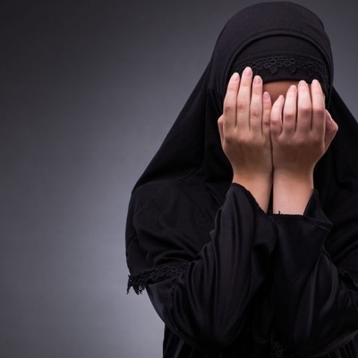 خدعه ماکره: رجل یوقع مسافِره ضحیه لألاعیبه