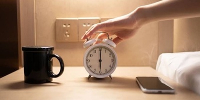 الاستیقاظ المبکر والاکتئاب: هل یمکن أن یجعلک الاستیقاظ مبکرًا أکثر سعاده؟