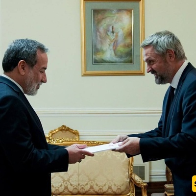 عراقجی یتسلم نسخا من اوراق اعتماد السفیرین السویسری والإندونیسی وممثل للامم المتحده